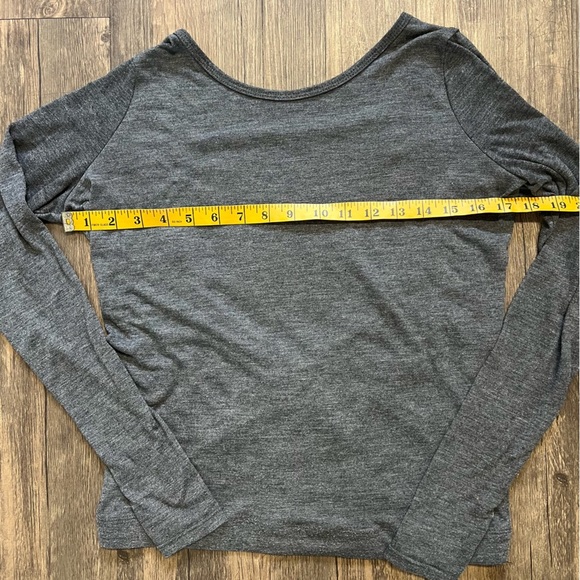 Forever21 Cut Out Open Back Long Sleeve Gray Workout Top T- Shirt Activewear XS - Picture 11 of 11